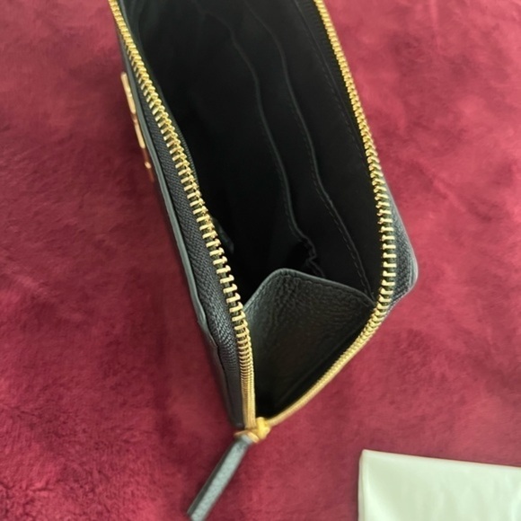 TORY BURCH• BRITTEN LARGE‎ ZIP POUCH WRISTLET - Picture 9 of 12